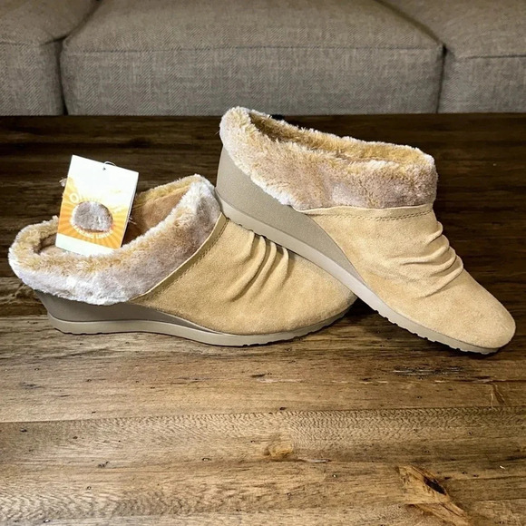 NWT Baretraps Becker Faux Fur Slip On Clog Shoe BRN Wedge Stay Dry Wmn 10 - Picture 2 of 16